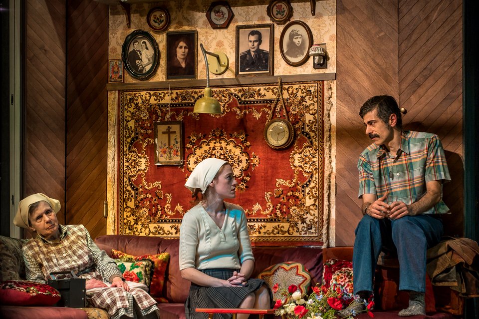 «Ο βυσσινόκηπος» του ΑντόνΤσέχωφ, σε διασκευή και σκηνοθεσία Έκτορα Λυγίζου, επιστρέφει στην Κεντρική Σκηνή του Κτιρίου Τσίλλερ 