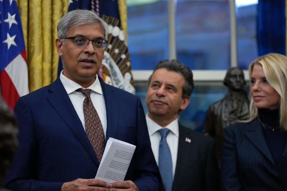 Ο δρ Τζέι Μπατάτσαρια (αριστερά), διευθυντής του Εθνικού Ινστιτούτου Υγείας (NIH), ο δρ Μάρτι Μακάρι, επίτροπος του Αμερικανικού Οργανισμού Τροφίμων και Φαρμάκων (FDA), και η γενική εισαγγελέας Παμ Μπόντι, στο Οβάλ Γραφείο του Λευκού Οίκου / Φωτογραφία: AP/Allison Robbert 