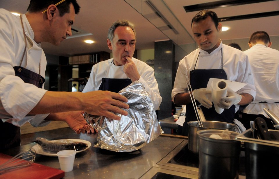Ο βραβευμένος με αστέρι Michelin σεφ Φεράν Αντριά επί το έργον / Φωτογραφία: AP 