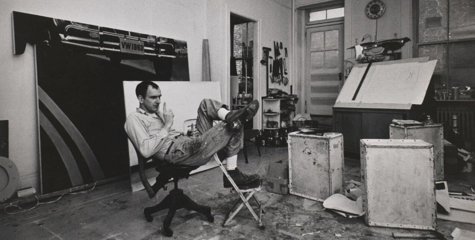  Ο Τομ Βέσελμαν στο ατελιέ του στη 157 Bleecker Street Studio, c. 1964 | Artwork: © The Estate of Tom Wesselmann/Licensed by ARS/VAGA, New York. Photo: Ken Heyman. Courtesy Ken Heyman Archive 