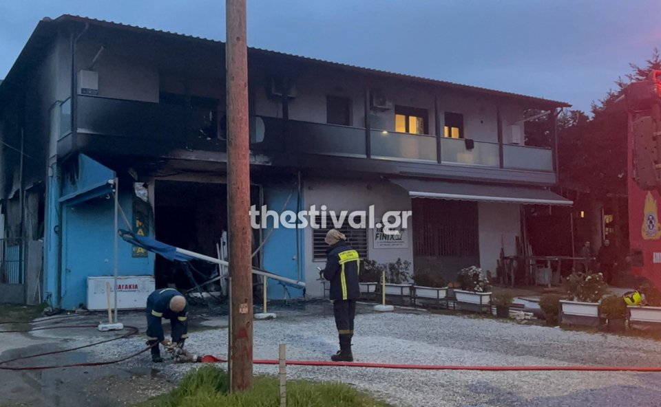 Φωτιά σε κατάστημα με είδη αλιείας στον Σταυρό