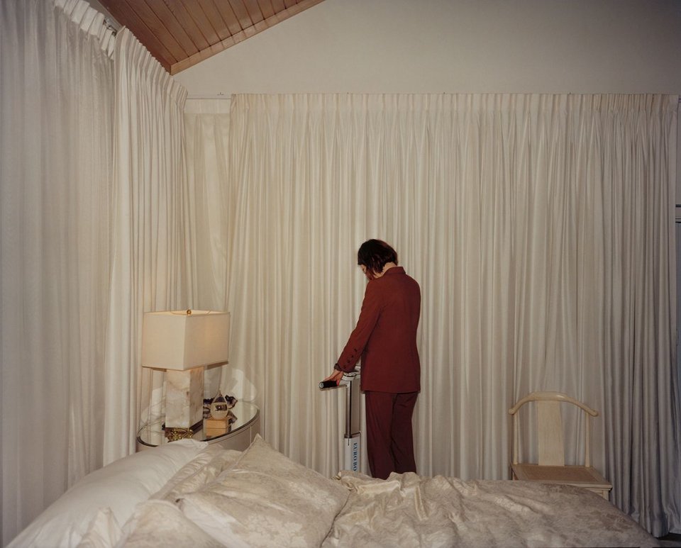 Η εκθεση περιλαμβάνει φωτογραφίες τραβηγμένες στο περιθώριο των γυρισμάτων του