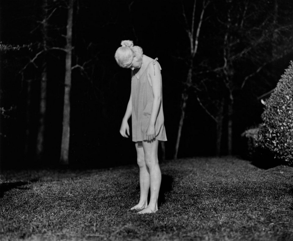 Η έκθεση γίνεται προσβάσιμη σε όλες και όλους τις Κυριακές 15 Μαρτίου, 5 και 26 Απριλίου και 10 Μαΐου, με περιηγήσεις στην Ελληνική Νοηματική Γλώσσα για κωφά και βαρήκοα άτομα, και με ζωντανή ακουστική περιγραφή για άτομα με οπτική αναπηρία