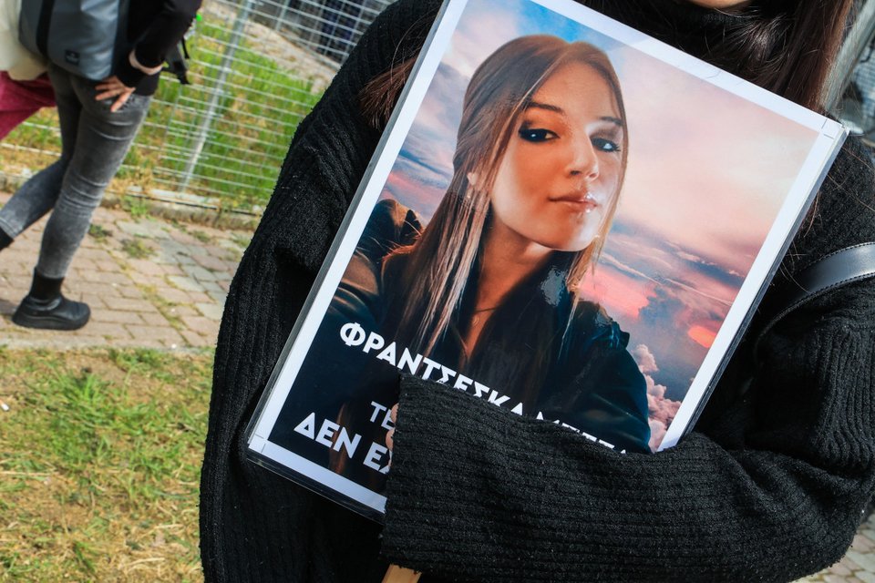 Η οικογένεια της Φρατζέσκας Μπέζα, με φωτογραφία της με το σύνθημα «Δεν έχω Οξυγόνο» / Φωτογραφία EUROKINISSI 