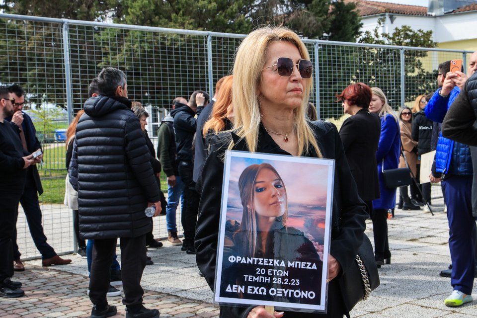 Η οικογένεια της Φρατζέσκας Μπέζα, με φωτογραφία της με το σύνθημα «Δεν έχω Οξυγόνο» / Φωτογραφία EUROKINISSI