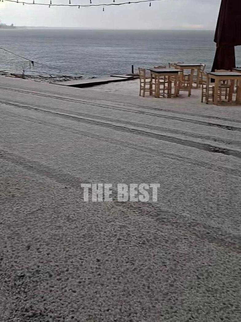 Η παραλία στα Βραχνέικα άσπρη, από την έντονη χαλαζόπτωση / Φωτογραφία: thebest.gr