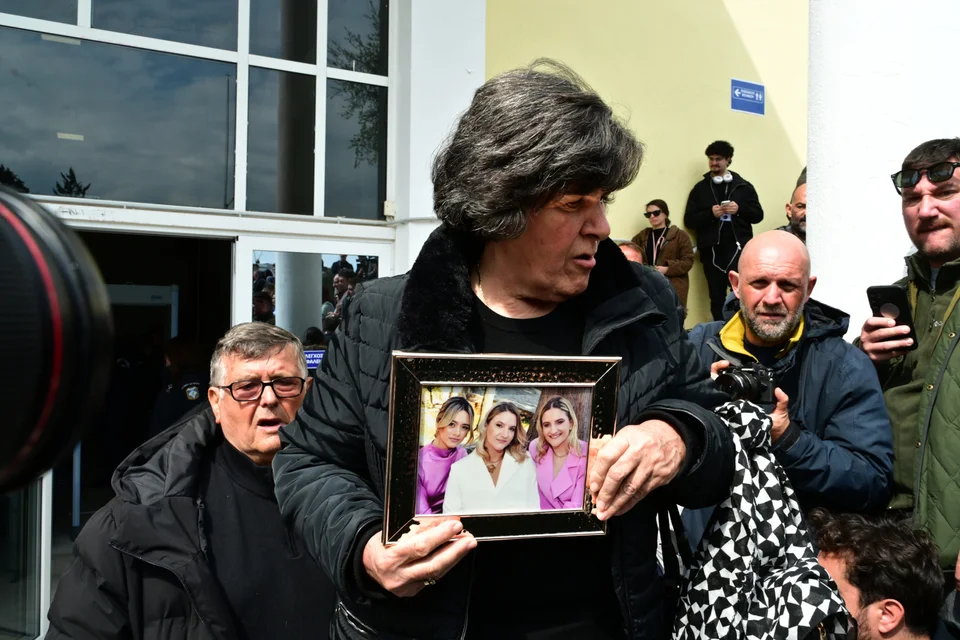 Η γιαγιά της οικογένειας Πλακιά με την κορνίζα από τις εγγονές της / Eurokinissi