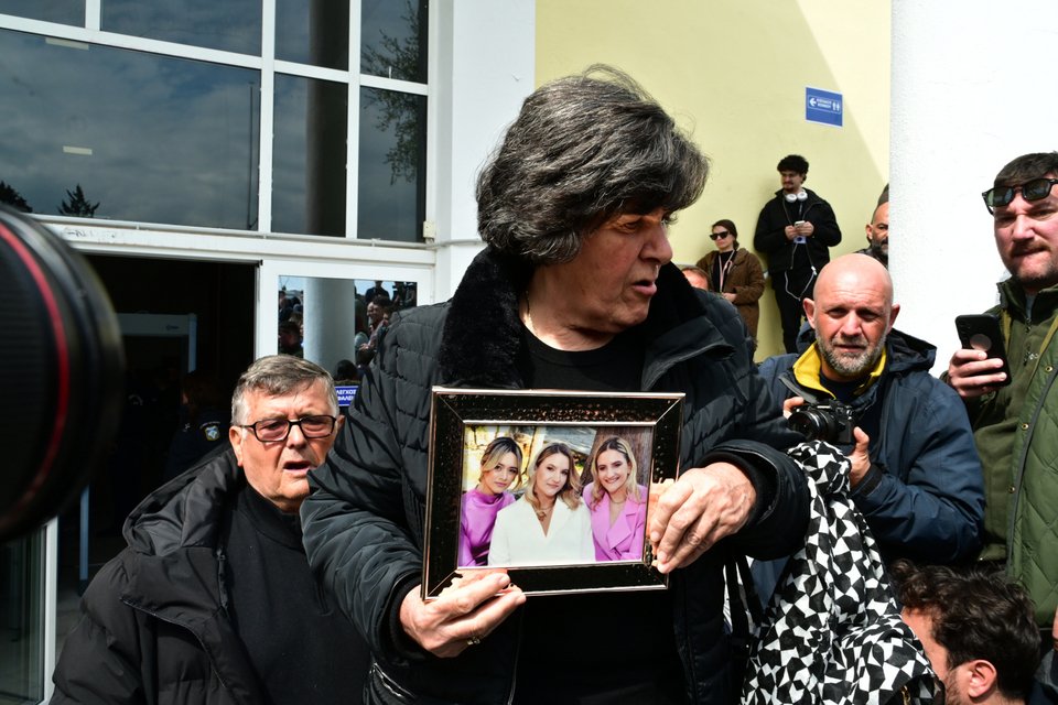 Η γιαγιά της οικογένειας Πλακιά με την κορνίζα από τις εγγονές της / Eurokinissi