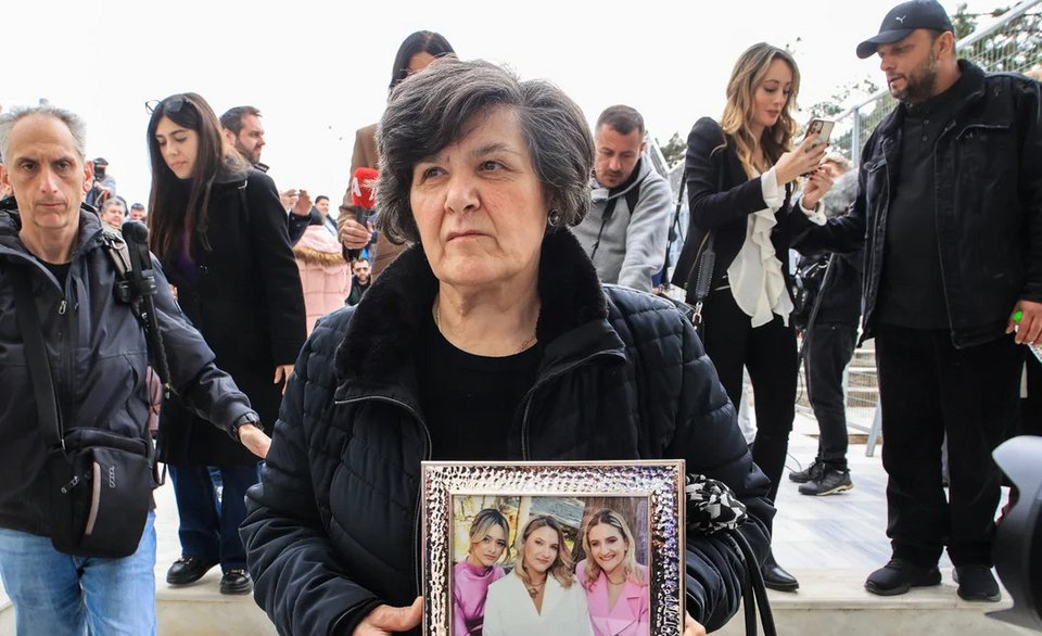 Τέμπη: Συγκλόνισε η γιαγιά των τριών κοριτσιών της οικογένειας Πλακιά (ΣΩΤΗΡΗΣ ΔΗΜΗΤΡΟΠΟΥΛΟΣ/EUROKINISSI) 