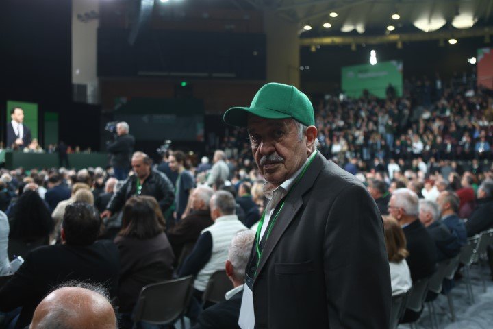 Φίλος του ΠΑΣΟΚ με πράσινο καπέλο