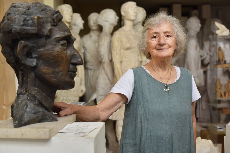 H Ασπασία Παπαδοπεράκη με την προτομή του Καβάφη