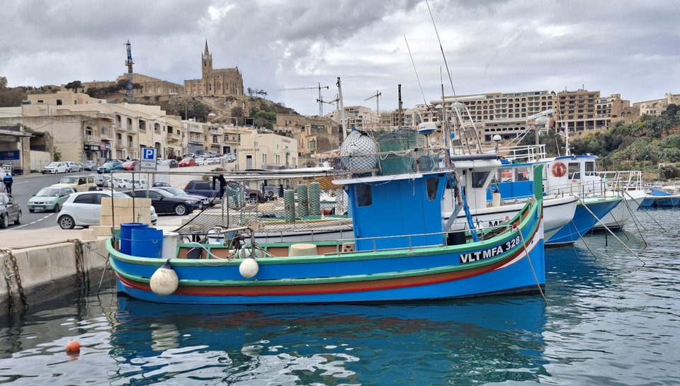 Τα παραδοσιακά, πολύχρωμα μαλτέζικα ψαροκάικα στο λιμάνι του Γκότζο 