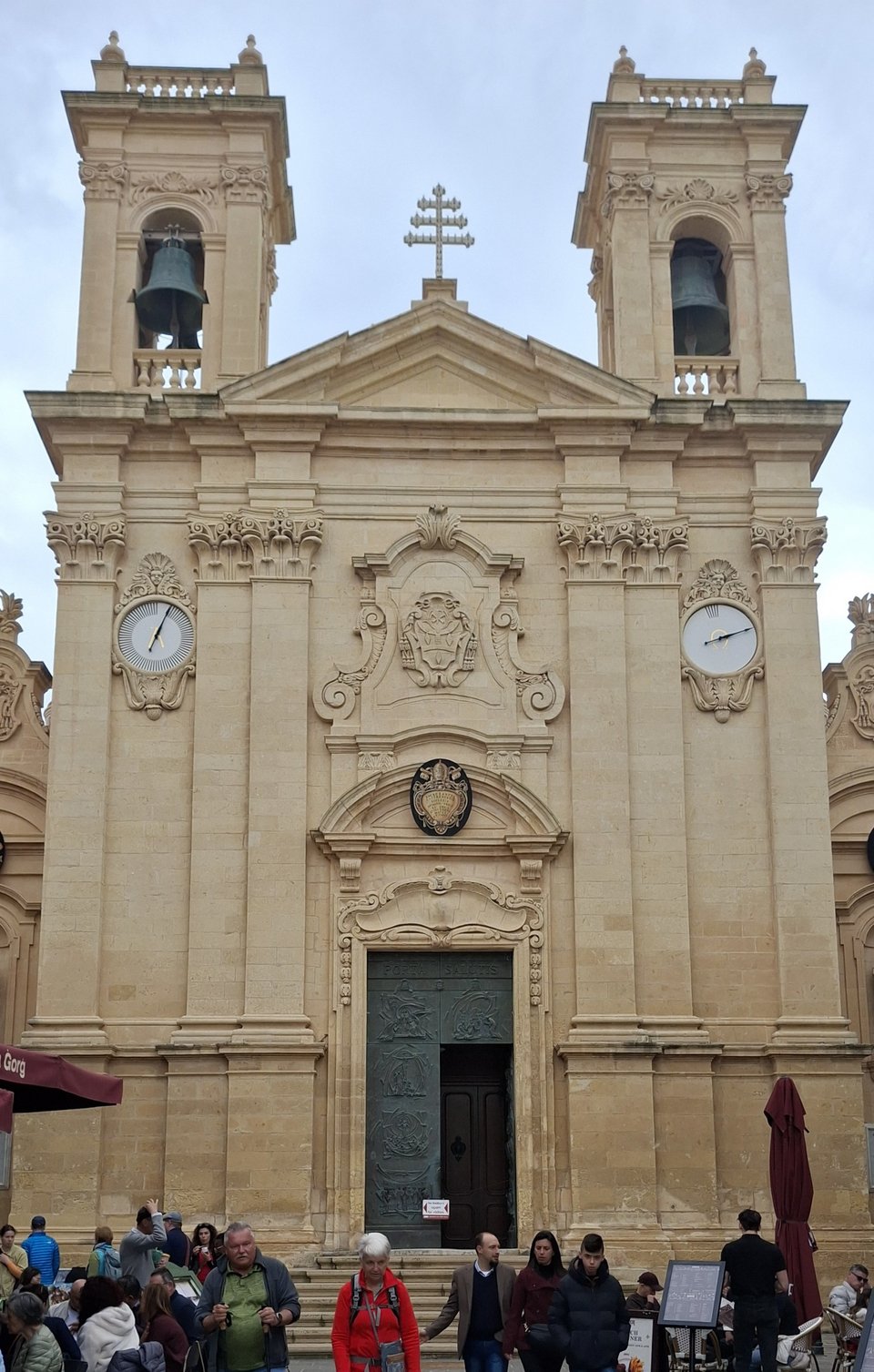 Στους ναούς της Μάλτας και του Γκότζο υπάρχουν 2 ρολόγια που δείχνουν διαφορετική ώρα: Μία κανονική και μία λάθος, «για να ξεγελάνε τον διάβολο»