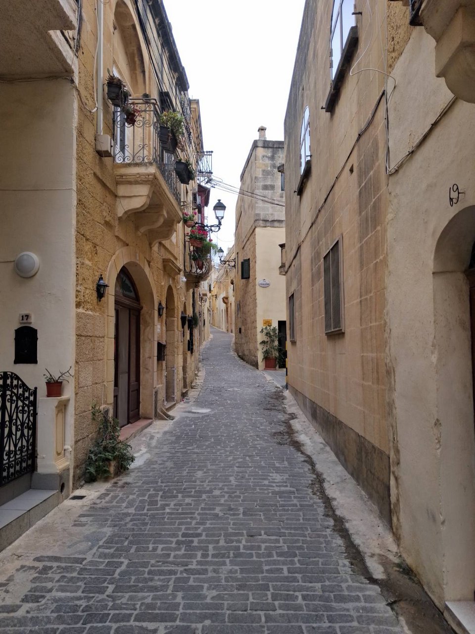 Τυπικό, πλακόστρωτο σοκάκι στην παλιά πόλη της Βικτώρια, σε μεταφέρει σε άλλες εποχές 