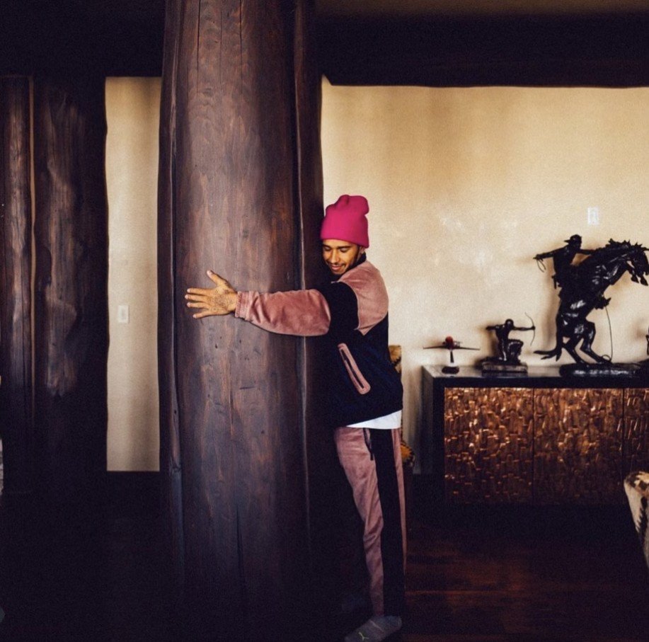 Παρά το εντυπωσιακό διεθνές χαρτοφυλάκιο ακινήτων του, ο Χάμιλτον έχει δηλώσει ότι το αγρόκτημα στο Κολοράντο είναι το μόνο μέρος όπου πραγματικά νιώθει σπίτι του