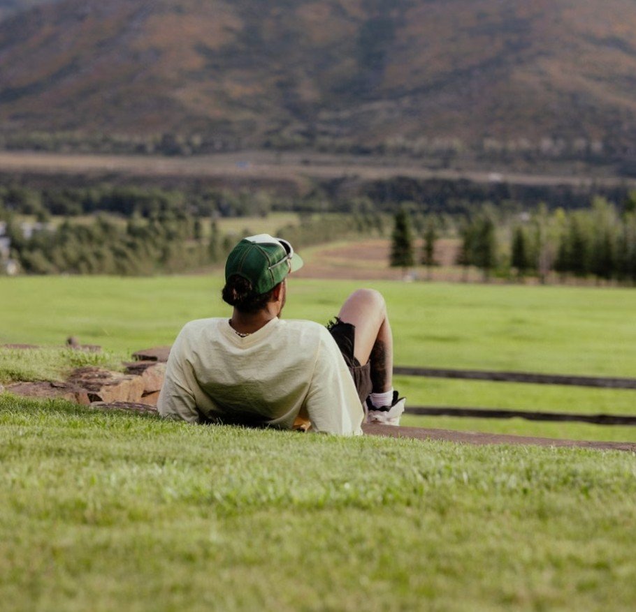Ο Χάμιλτον θαυμάζει την εκπληκτική θέα που περιβάλλει το σπίτι του