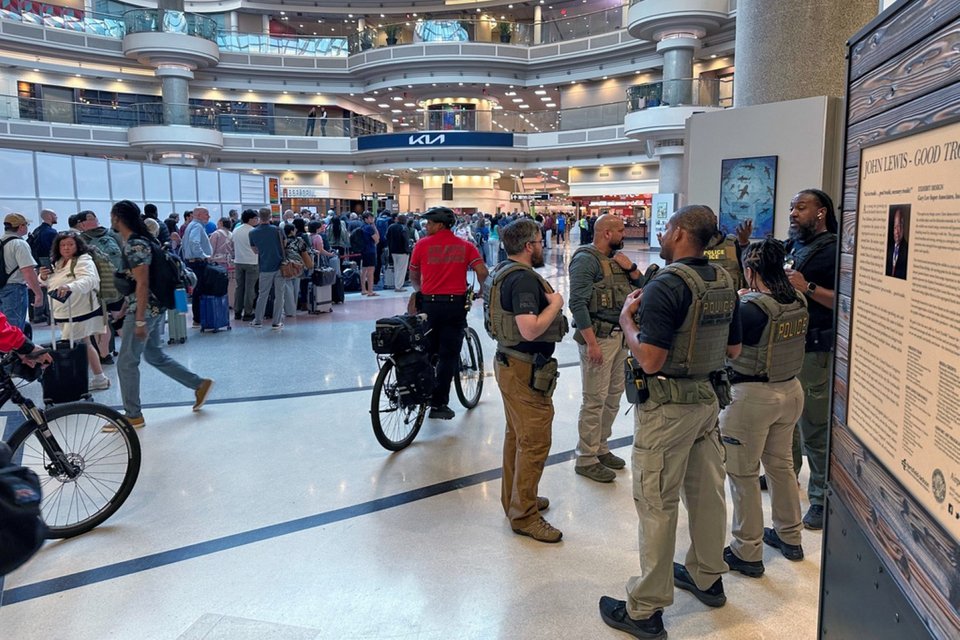 Πράκτορες του ICE στο διεθνές αεροδρόμιο Χάρτσφιλντ-Τζάκσον της Ατλάντα / Φωτογραφία: AP