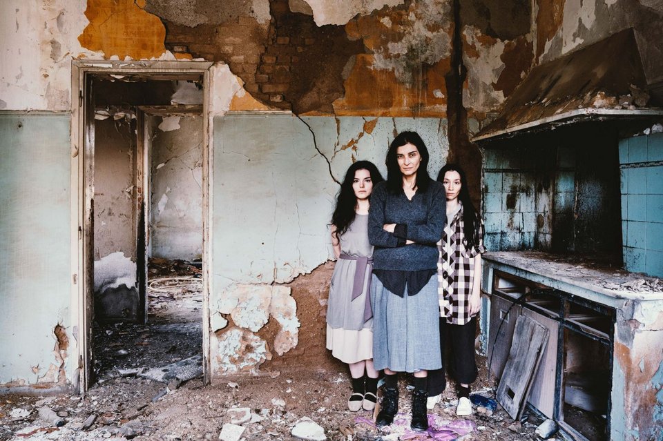 «Το Δέντρο που Ματώνει» / Παίζουν: Αντιγόνη Κουλουκάκου, Πένυ Διονυσιώτη, Καλλιόπη Πετροπούλου.