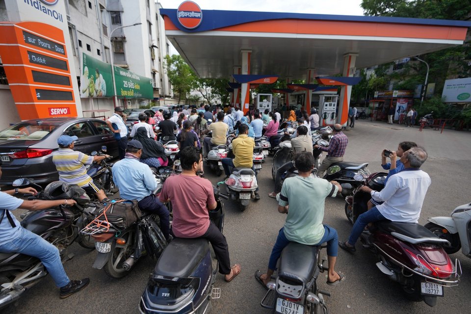 Περιμένοντας για βενζίνη. Ινδία/ Φωτογραφία: AP 