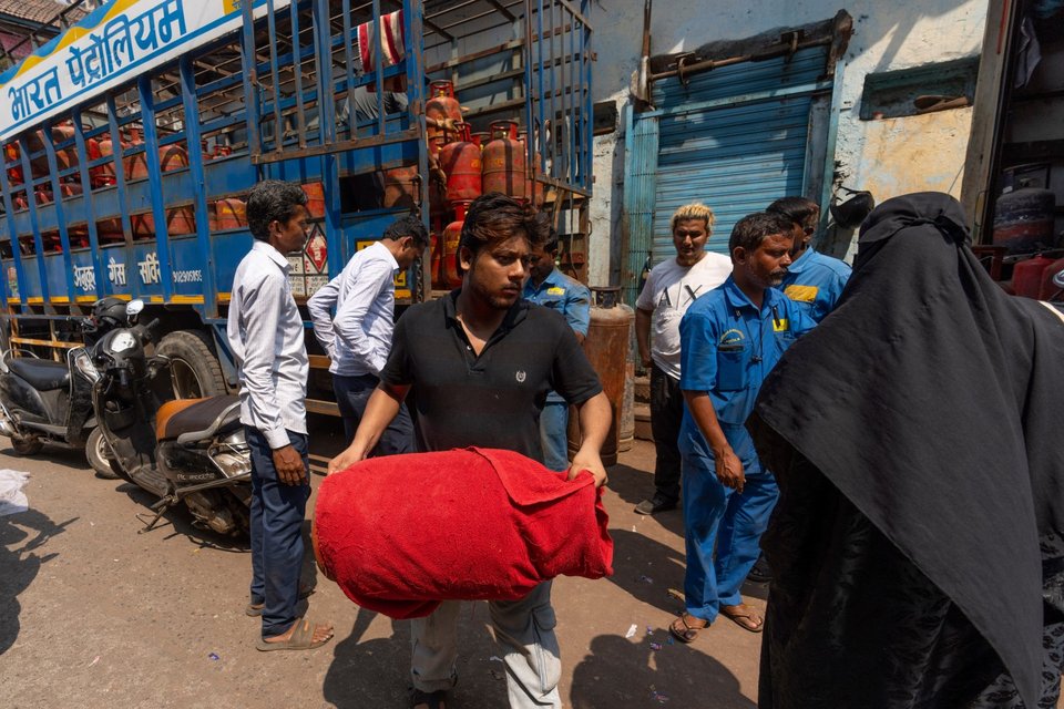 Eργάτες ξεφορτώνουν φιάλες αερίου από ένα φορτηγό / Φωτογραφία: AP 