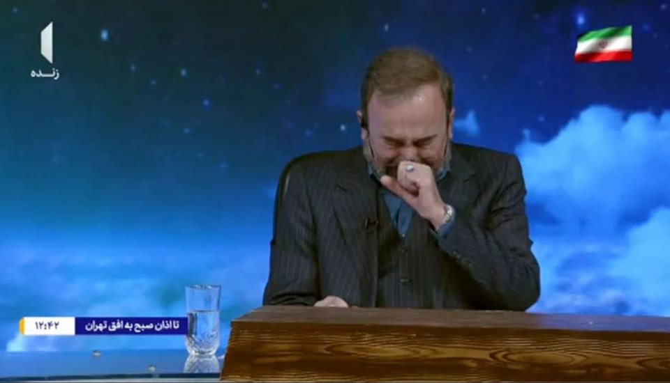 Παρουσιαστής ιρανικού κρατικού ειδησεογραφικού πρακτορείου κλαίει,καθώς ανακοινώνει τον θάνατο του ανώτατου ηγέτη, αγιατολάχ Αλί Χαμενεΐ