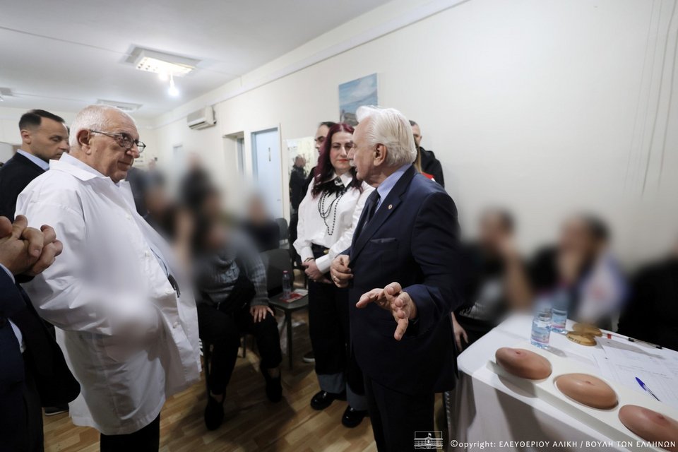 Ο Νικήτας Κακλαμάνης, φορώντας ιατρική ποδιά, στις φυλακές Κορυδαλλού / Φωτογραφία: INTIME NEWS  