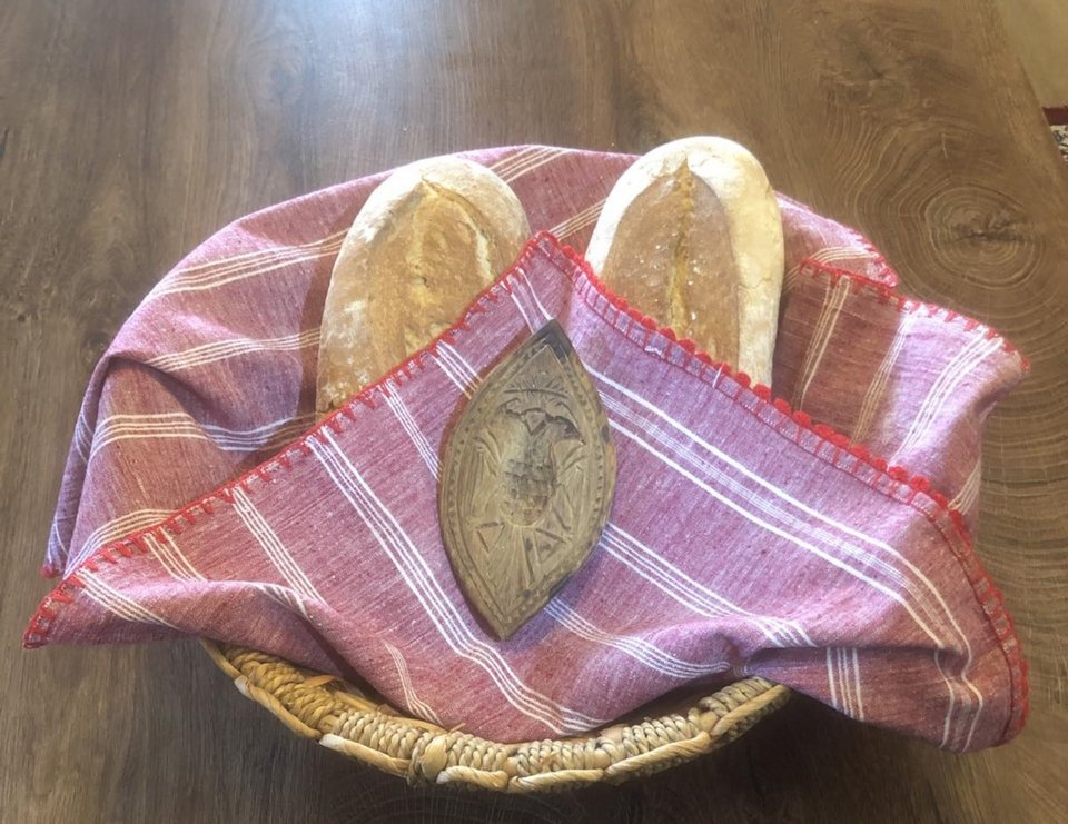 Μια σπάνια ξύλινη σφραγίδα για ζυμώματα που απεικονίζει έναν δικέφαλο αετό, φέρει χαραγμένη την ημερομηνία 1912 και συμβολίζει τον θρίαμβο και τη νίκη του Χριστού απέναντι στον θάνατο