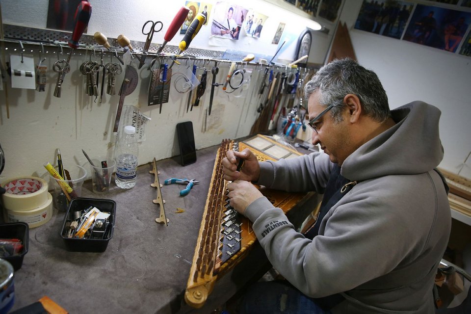 Ο Σάκης Καρακάσης κατασκευάζει κανονάκια