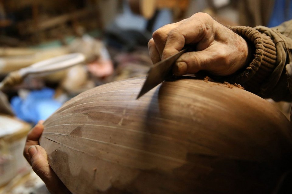 Στον πεζόδρομο της Βαλτετσίου στα Εξάρχεια βρίσκεται το εργαστήριο του Νικόλα Μπρας