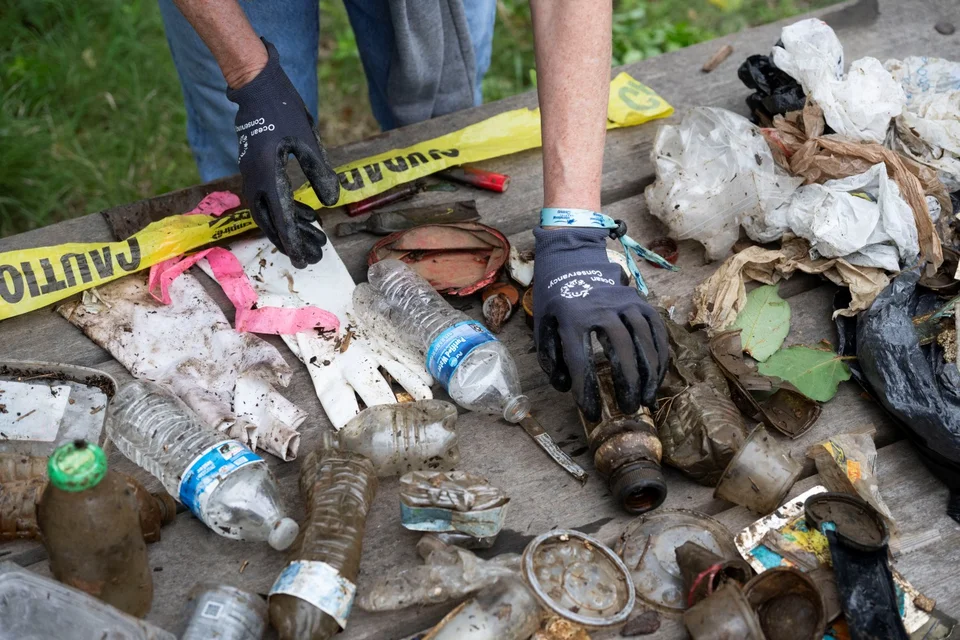Συλλογή πλαστικών από τον βυθό της θάλασσας / Φωτογραφία: AP/Peter Dejong