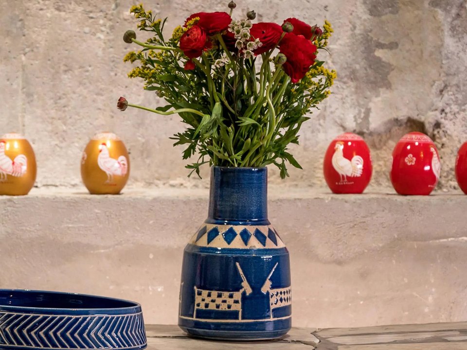 Χειροποίητο κεραμικό αντικείμενο, διακοσμημένο με γραμμικά μοτίβα και σύμβολα της πρωτογεωμετρικής περιόδου.Λευκός πηλός stoneware, ψημένος στους 1.300°C. Εφυάλωση κατάλληλη για χρήση. Δημιουργία του εργαστηρίου κεραμικής ΚΕΔΡΟΙ, Ικαρία