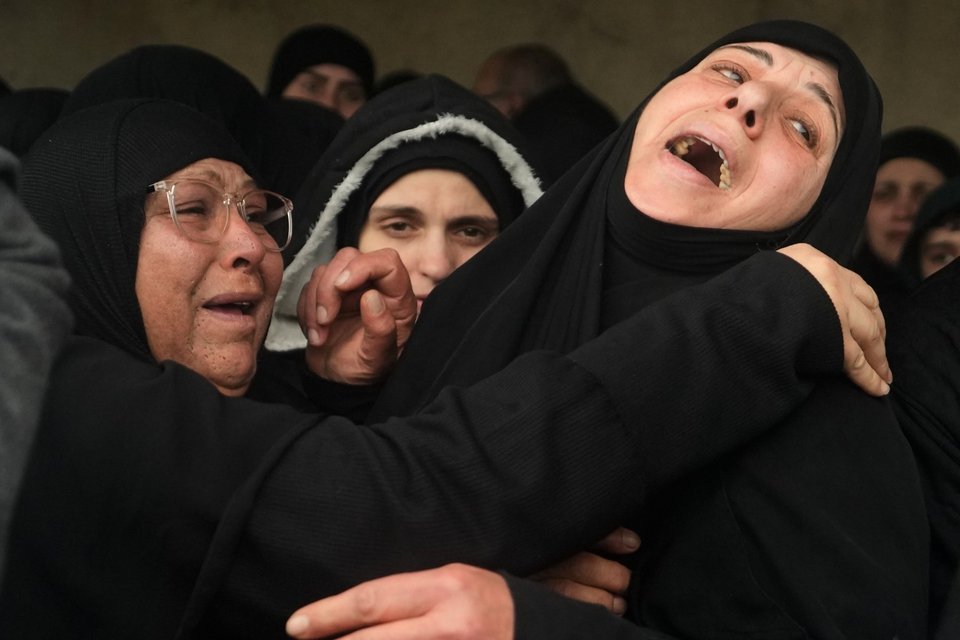 Γυναίκες πενθούν τους δημοσιογράφους Ali Shoeib, Fatima Ftouni, και τον εικονολήπτη Ali Ftouni, νεκρούς από ισραηλινά πλήγματα / Φωτογραφία: AP /Hassan Ammar    