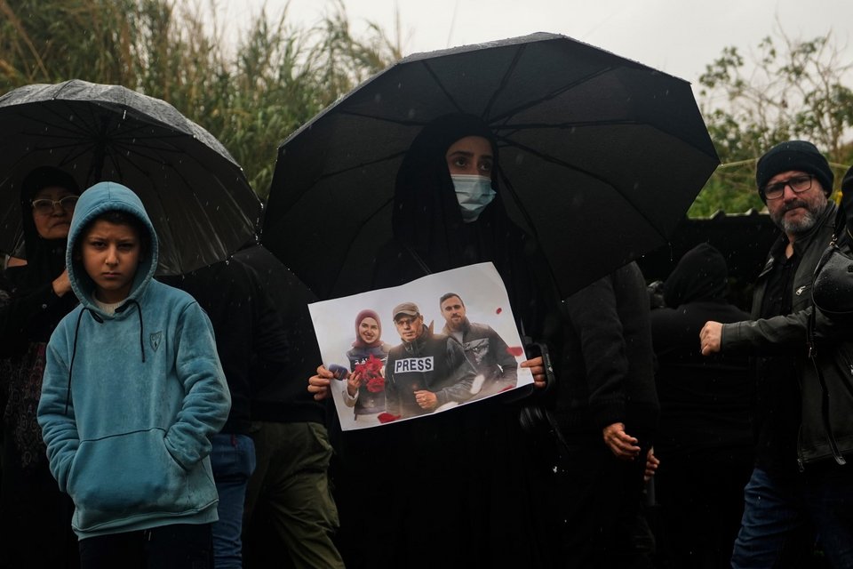 Αφίσα απεικονίζει τον ανταποκριτή του Al-Manar TV της Χεζμπολάχ, Ali Shoeib, στο κέντρο, τη δημοσιογράφο του Al-Mayadeen TV, Fatima Ftouni, αριστερά, και τον εικονολήπτη Ali Ftouni, νεκρούς από ισραηλινά πλήγματα 