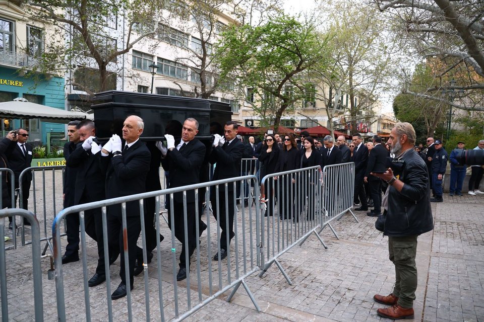 Η σορός έφτασε στο παρεκκλήσι λίγο πριν από τις 08:00