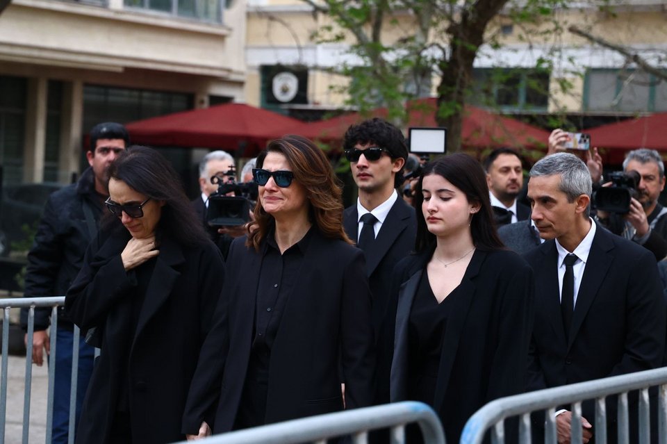 Με δάκρυα στα μάτια η κόρη και τα εγγόνια της 