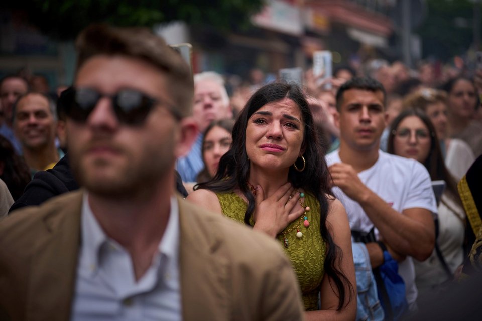 Γυναίκα συγκινείται και κλαίει / Φωτογραφία: AP