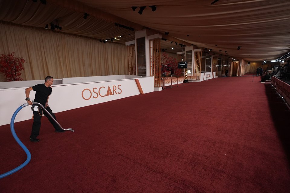Το κόκκινο χαλί ετοιμάζεται να υποδεχτεί τους λαμπερούς καλεσμένους των Όσκαρ