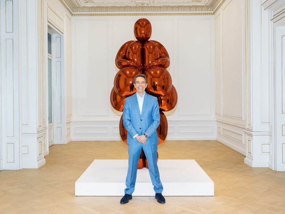 O Jeff Koons με το έργο του Balloon Venus Lespugue (Orange) στο Μουσείο Κυκλαδικής Τέχνης Φωτoγραφία: Πάρις Ταβιτιάν © Μουσείο Κυκλαδικής Τέχνης