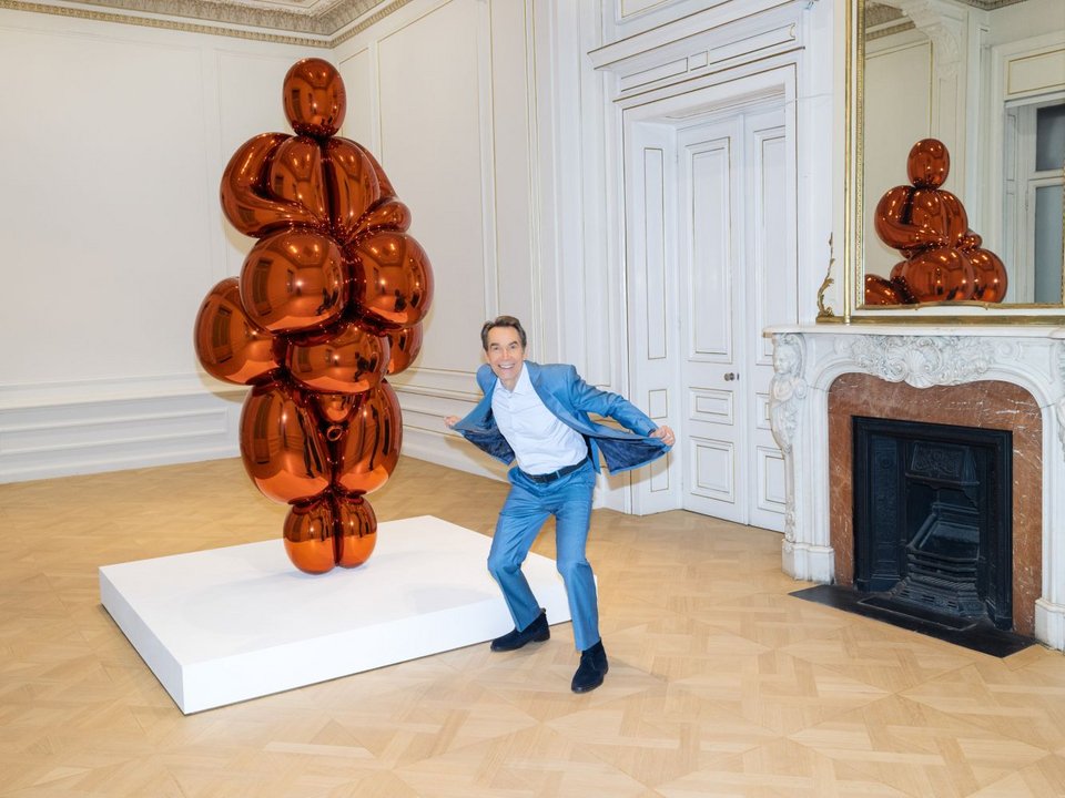 O Jeff Koons με το έργο του Balloon Venus Lespugue (Orange) στο Μουσείο Κυκλαδικής Τέχνης Φωτoγραφία: Πάρις Ταβιτιάν © Μουσείο Κυκλαδικής Τέχνης