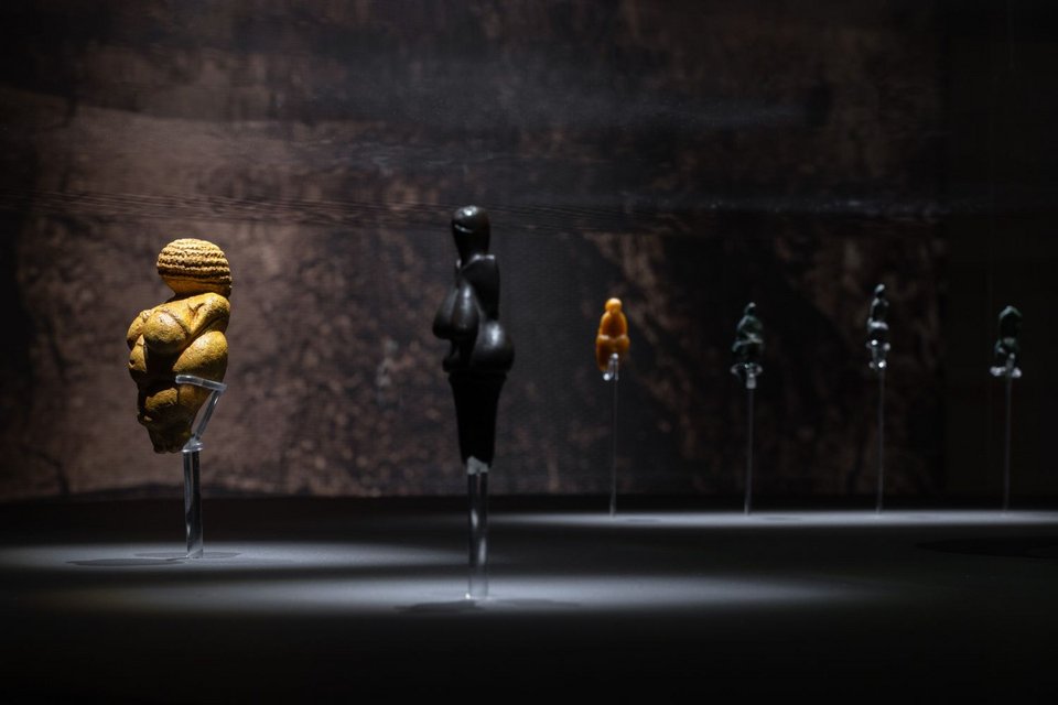 Γενική άποψη της έκθεσης Jeff Koons: «Aφροδίτη» του Lespugue © Μουσείο Κυκλαδικής Τέχνης Φωτογραφία: Πάρις Ταβιτιάν