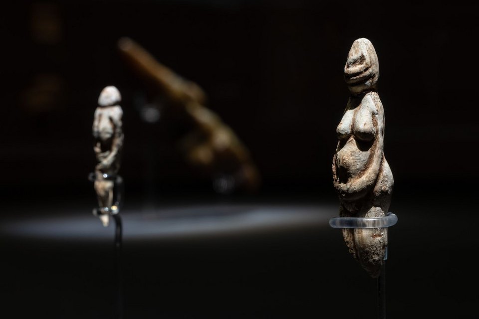 «Αφροδίτες της Παραβίτα I-II», 22.000-20.000 χρόνια πριν το παρόν (πιστοποιημένα αντίγραφα) Εθνικό Αρχαιολογικό Μουσείο του Τάραντα (MArTA), 139802, 139803 © Μουσείο Κυκλαδικής Τέχνης Φωτογραφία: Πάρις Ταβιτιάν