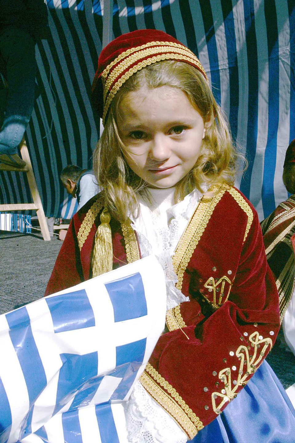 Κοριτσάκι σε παρέλαση φορώντας την εθνική ενδυμασία «Αμαλία»