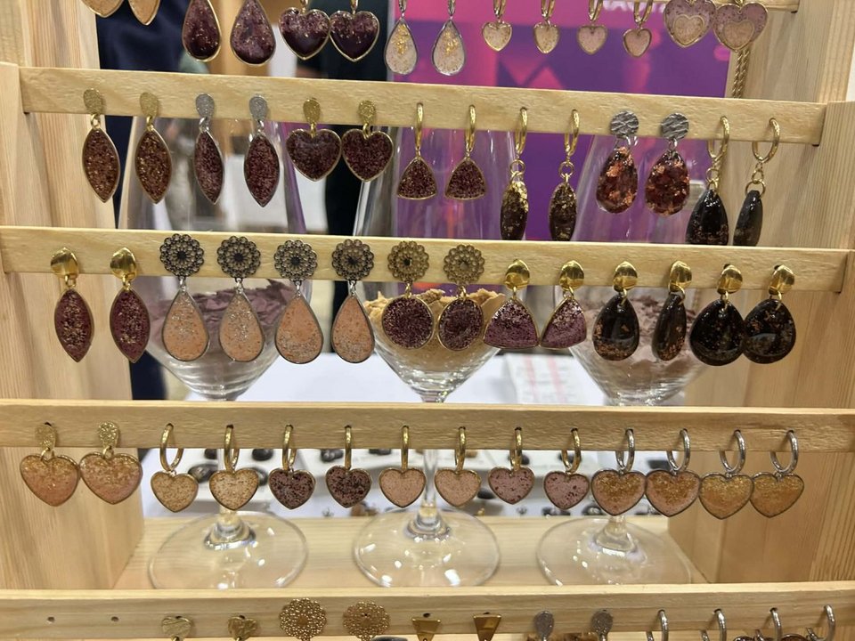 Εδώ, το κρασί δεν επιλέγεται για τη γεύση του, αλλά για την απόχρωση, την υφή και το φως που εγκλωβίζει μέσα στο κόσμημα.