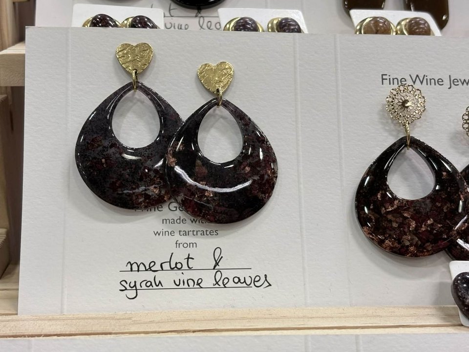 Οινοποιοί από άλλες περιοχές ζητούν πλέον να δουν το δικό τους κρασί να μεταμορφώνεται σε κόσμημα