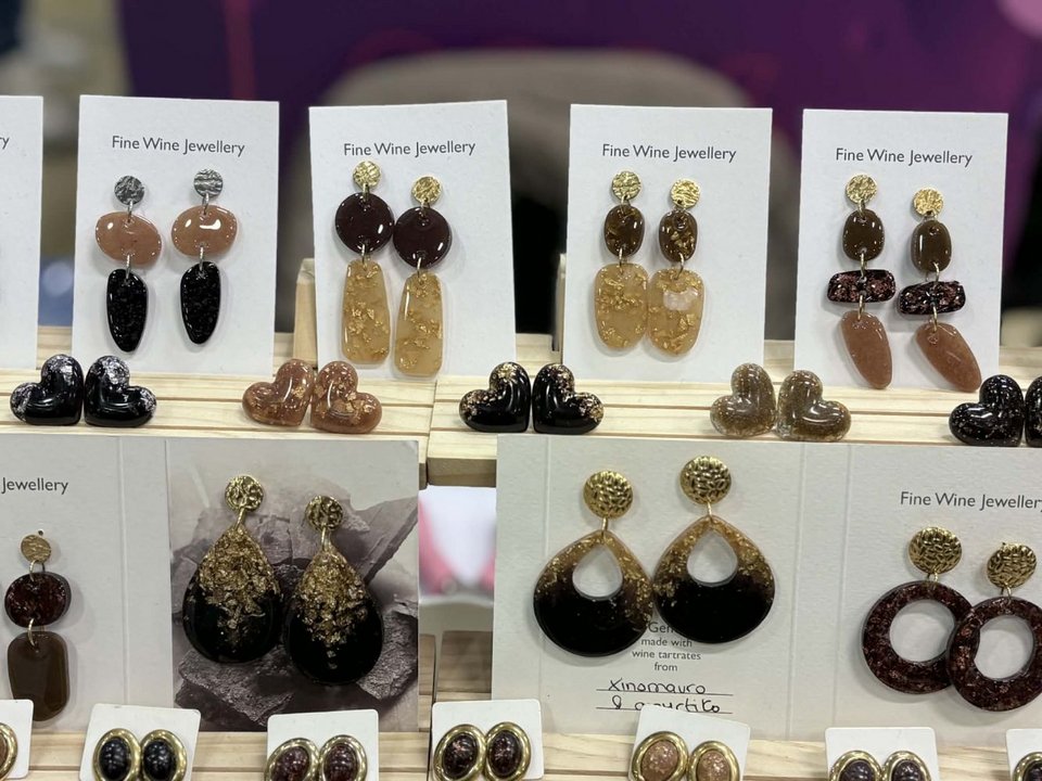 “Τρυγικά”», τα άλατα που δημιουργούνται όταν το κρασί κρυσταλλώνεται σε χαμηλές θερμοκρασίες, ένα κατάλοιπο που συνήθως απορρίπτεται, γίνεται κόσμημα 