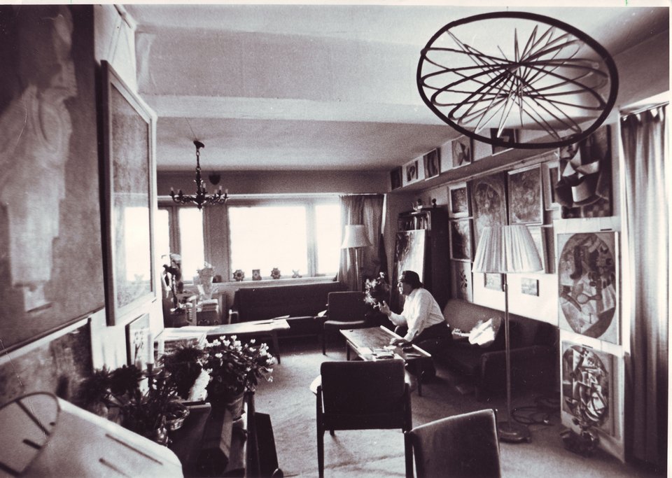 Ο συλλέκτης Γιώργος Κωστάκης στο διαμέρισμά του στην λεωφόρο Βερνάτσκι. Φωτογράφος: Igor Palmin. Μόσχα, μέσα δεκαετίας 1970