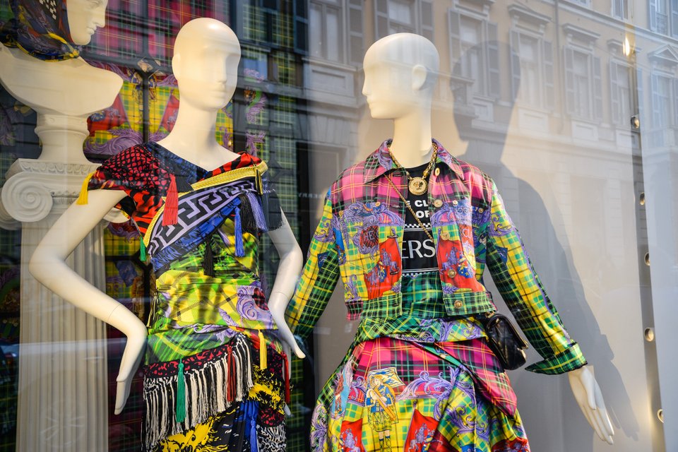 Ο μαίανδρος και η Μέδουσα στολίζουν τις δημιουργίες του οίκου Versace 