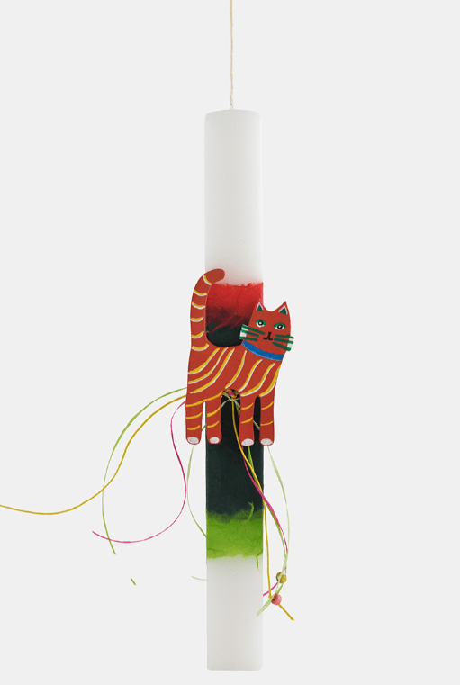 Xειροποίητη λαμπάδα της Σοφίας Δαϊσπύρου με διακοσμητικό στοιχείο από papier‑mâché, ζωγραφισμένο στο χέρι, με θέμα εμπνευσμένο από τις συλλογές του Μουσείου Μπενάκη