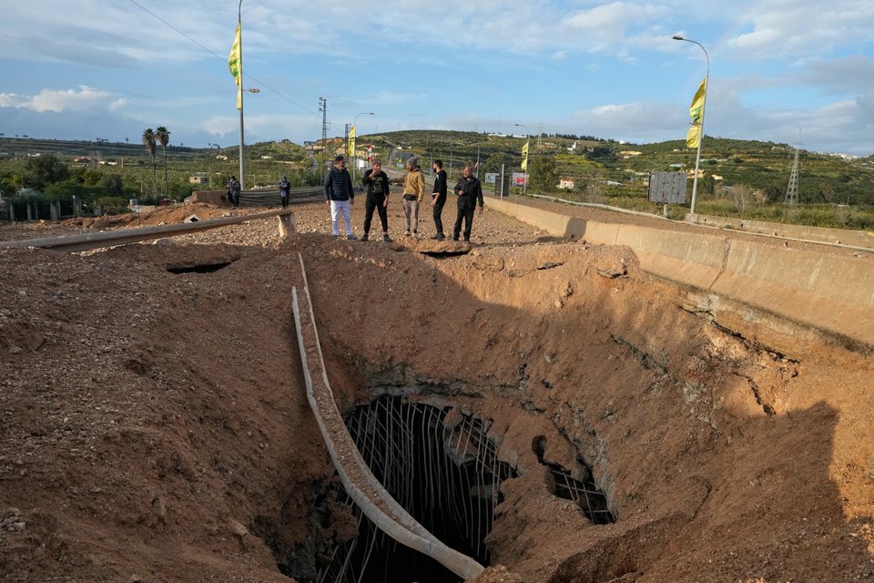 Ο κρατήρας που άφησε πίσω της η ανατίναξη της γέφυρας