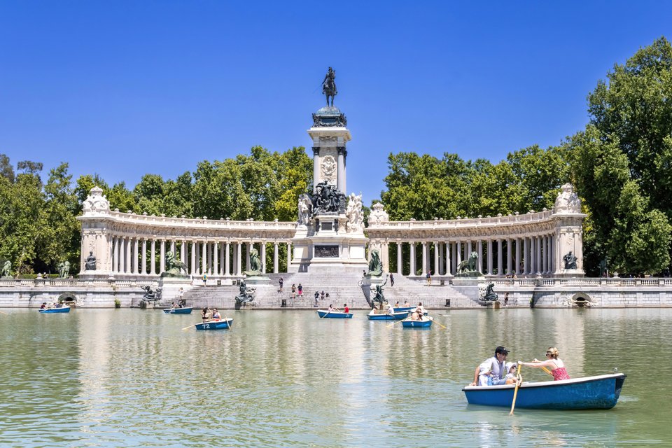 Βαρκάδα στη γραφική λίμνη El Retiro στη Μαδρίτη/Φωτογραφία: Shurtterstock